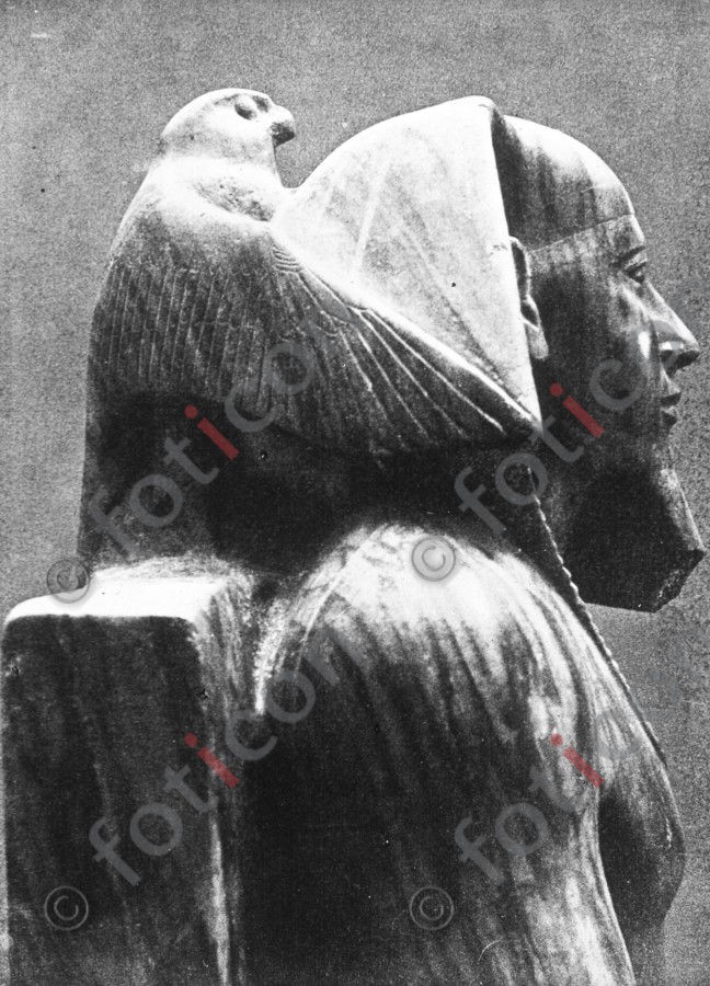 Skulptur des Pharao Chefren mit Horusfalken | Sculpture of Pharaoh Chefren with Horus Falcons - Foto foticon-simon-008-020-sw.jpg | foticon.de - Bilddatenbank für Motive aus Geschichte und Kultur